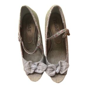 Beautiful Woman’s canvas Mudd Sandals a size 7